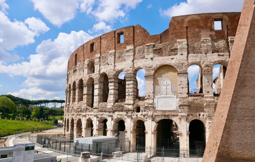 Colosseum and Roman Forum by Night: Guided Tour from Outside